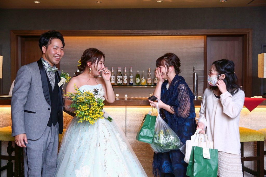 ブライダル結婚式の新しい披露宴は優雅で肩掛けが赤いイブニングドレス